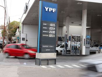 La nafta sube de a poco en Neuquén con la política de micropricing de YPF.