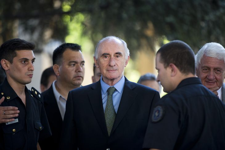 La economía implosionó durante el gobierno de Fernando de la Rúa, y apareció la pesificación y el default. La economía implosionó durante el gobierno de Fernando de la Rúa, y apareció la pesificación y el default.