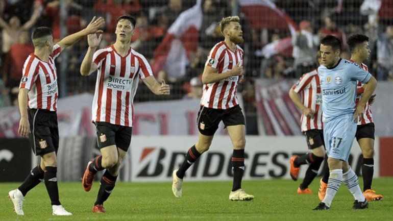 Estudiantes sorprendió al campeón y sacó ventaja en octavos