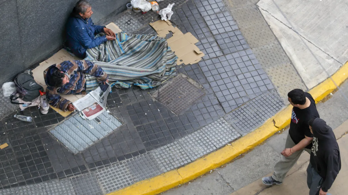 La pobreza alcanza casi al 49 por ciento de las personas en Argentina, según la Universidad Di Tella thumbnail