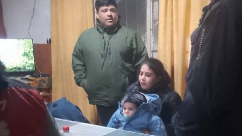 La familia con un peque&ntilde;o fue rescatada de un Peugeot 206 en Primeros Pinos