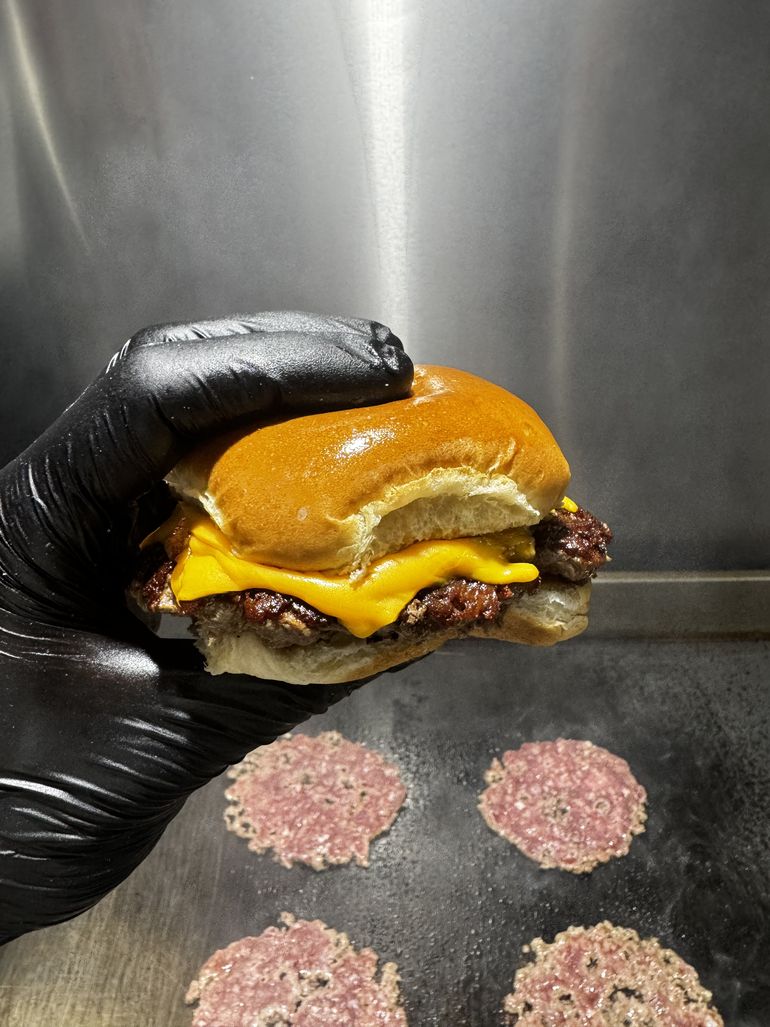 Para festejar el día internacional de la hamburguesa, sliders a 4 mil pesos. Medallones de 120 gramos, smash, queso y pan, lo rico muchas veces es sencillo.