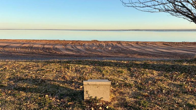 Es notoria la bajante del lago Mari Menuco con los años de sequía en la cuenca del río Neuquén. Es notoria la bajante del lago Mari Menuco con los años de sequía en la cuenca del río Neuquén.
