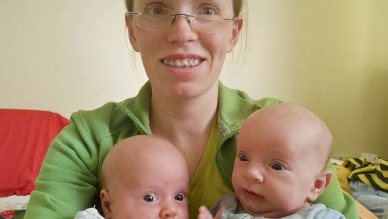 Dio a luz a gemelos en el living de su casa y sin ayuda médica