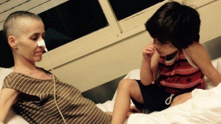 María Vázquez junto a su hijo