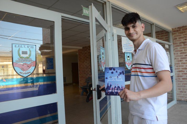 Un estudiante hizo un libro para ayudar a sus compañeros a terminar la secundaria