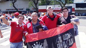 Hinchas en el Monumental 01.jpg