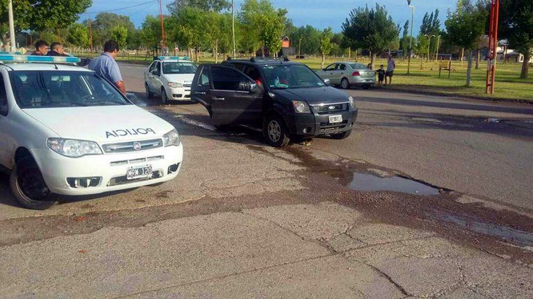 Los efectivos rionegrinos le bloquearon el paso a la Eco Sport en la que intentaba huir el policía neuquino.