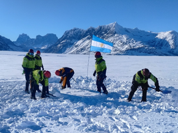 Expedicionarios, en plena tarea en Hielos Continentales. Expedicionarios, en plena tarea en Hielos Continentales.