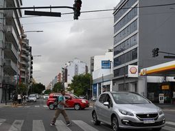 Barrios porteños y el conurbano, sin luz durante la tarde. El tránsito y transporte afectados. Foto: Infobae. Barrios porteños y el conurbano, sin luz durante la tarde. El tránsito y transporte afectados. Foto: Infobae.