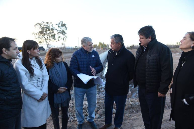 El intendente Mariano Gaido y el gobernador Rolando Figueroa recorrieron la obra hace unos meses, que hoy avanza a paso firme. El intendente Mariano Gaido y el gobernador Rolando Figueroa recorrieron la obra hace unos meses, que hoy avanza a paso firme.