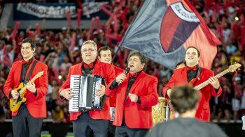 La canción de Los Palmeras también la canta el Albinegro. La canción de Los Palmeras también la canta el Albinegro.