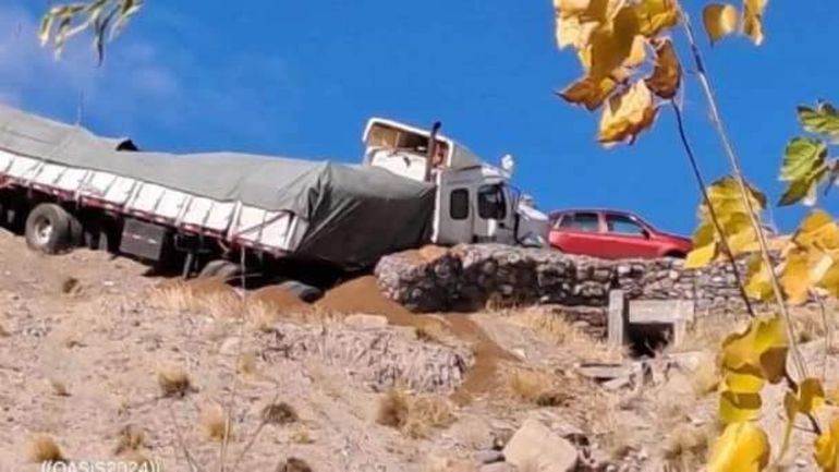 Ambos vehículos transitaban en dirección al Paso Internacional Pino Hachado. (Foto: Gentileza Aníbal Millaín) Ambos vehículos transitaban en dirección al Paso Internacional Pino Hachado. (Foto: Gentileza Aníbal Millaín)