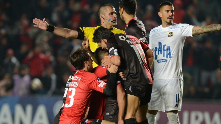 Colón goleó y pasó a semifinales