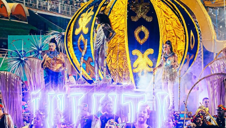 El carnaval de Río de Janeiro, tan elogiado como criticado por su desorden. 