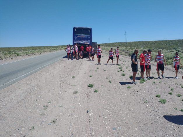 El viaje a Bariloche resultó todo una travesía. El micro se rompió y los jugadores del Rojo lejos de desanimarse le pusieron onda. Aquí jugando al trejo para matizar la espera.