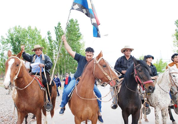 Los Kaxipayiñ y la familia y comunidad Painemil. Estos últimos sí tienen tierras legalmente asignadas cerca de Mari Menuco. (Foto Archivo).
