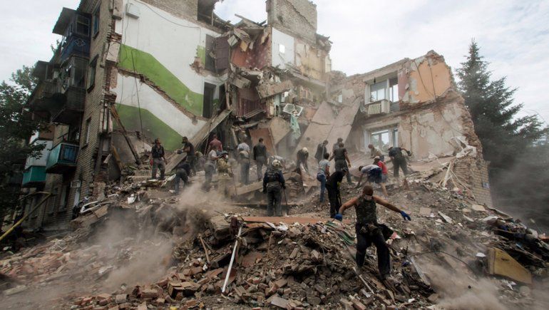 Bombardeos y evacuación civil en el este de Ucrania