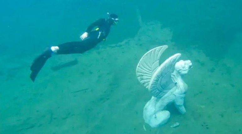 Una escultura de 1,80 metros se erige en las profundidades del lago. Una escultura de 1,80 metros se erige en las profundidades del lago.