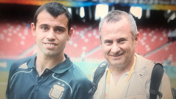 Sergio Dovio con Mascherano durante una cobertura mundialista. Sergio Dovio con Mascherano durante una cobertura mundialista.