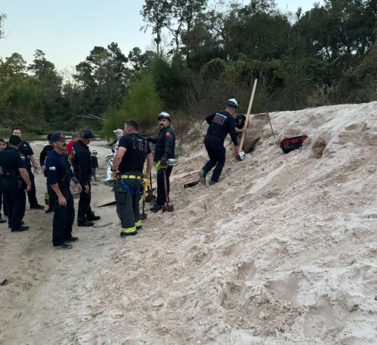 Personal de rescate se distribuyó alrededor del agujero y retiró retirando la arena que rodeaba a la nena. Personal de rescate se distribuyó alrededor del agujero y retiró retirando la arena que rodeaba a la nena.