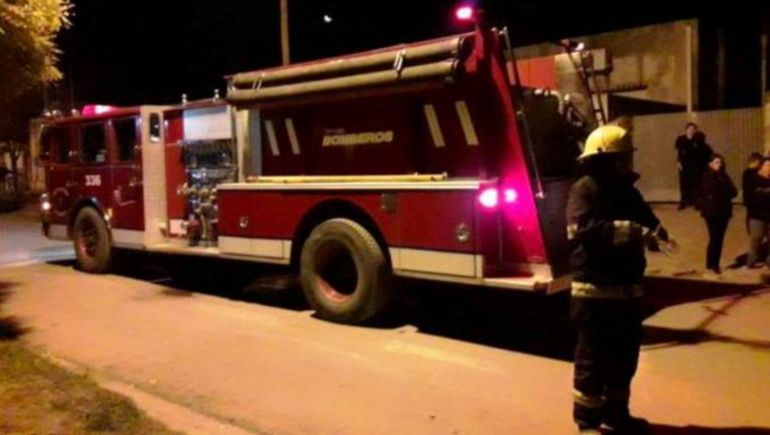 El hermano de la joven logró controlar el fuego hasta que llegaron los bomberos de La Pampa para terminar de extinguir las llamas.  