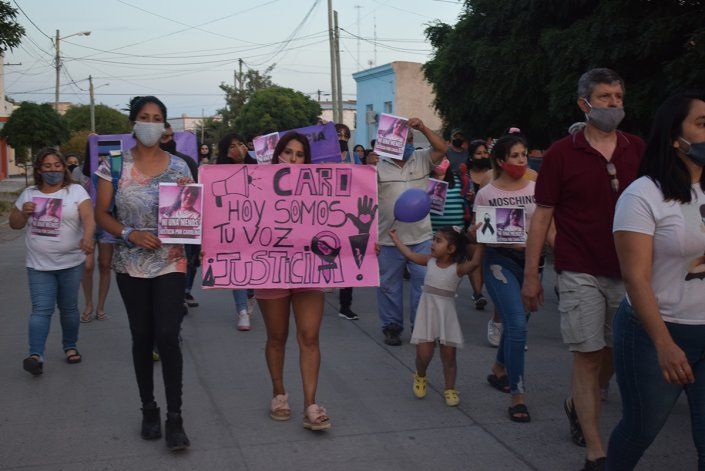 Familiares y vecinos marcharon ayer por las calles de San Antonio por el femicidio de Carolina.