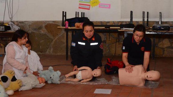 El innovador método con el que los Bomberos le enseñan RCP a niños