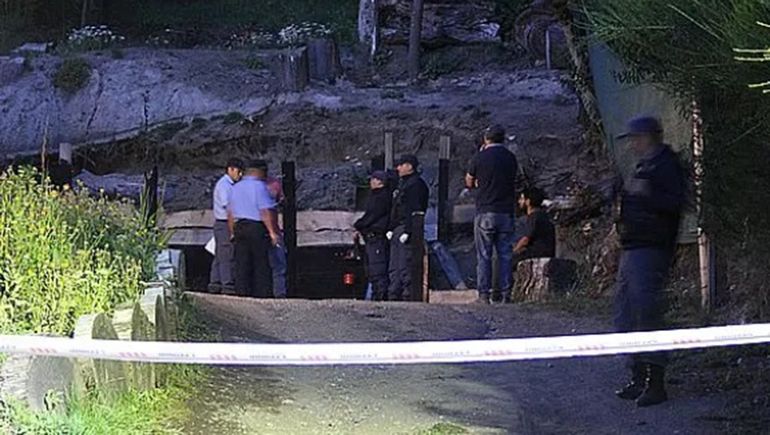 La Policía trabaja en el lugar del homicidio en conjunto con la Fiscalía local.