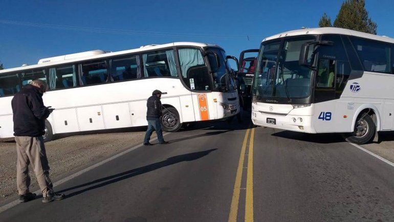 Transportistas turísticos cortaron la ruta 40 por la suspensión de los viajes grupales