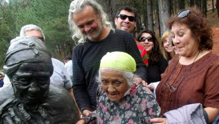 Doña Rosa Cañicul junto a Santana en la presentación de su estatua Doña Rosa Cañicul junto a Santana en la presentación de su estatua