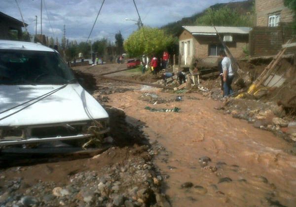 El agua arrasó con dos casas en el barrio Nueva España