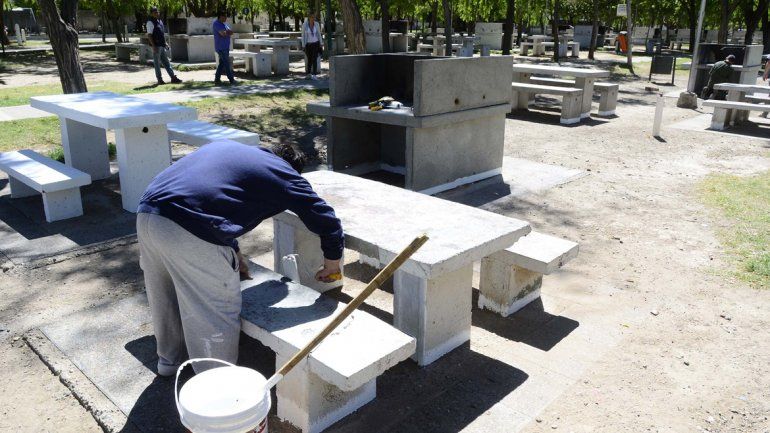 Tareas en el balneario municipal.