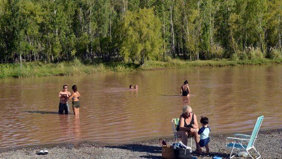 Cómo se ve desde el aire el color chocolate del río Limay