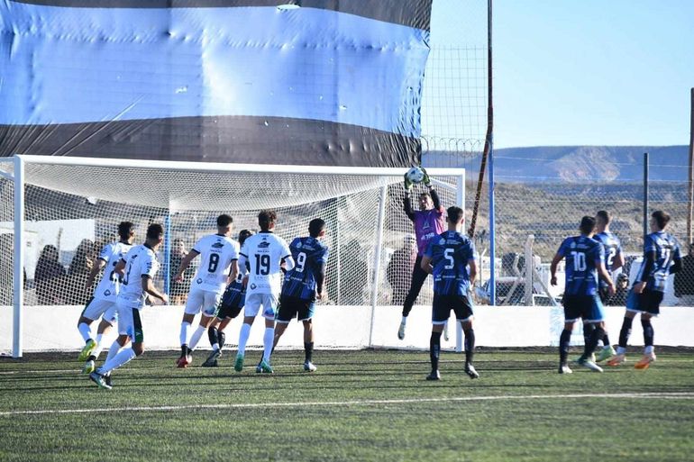 Deportivo Rincón igualó con Villa Mitre de Bahía Blanca en la Ciudad Deportiva. Fotos: gentileza Miguel Huentecol 