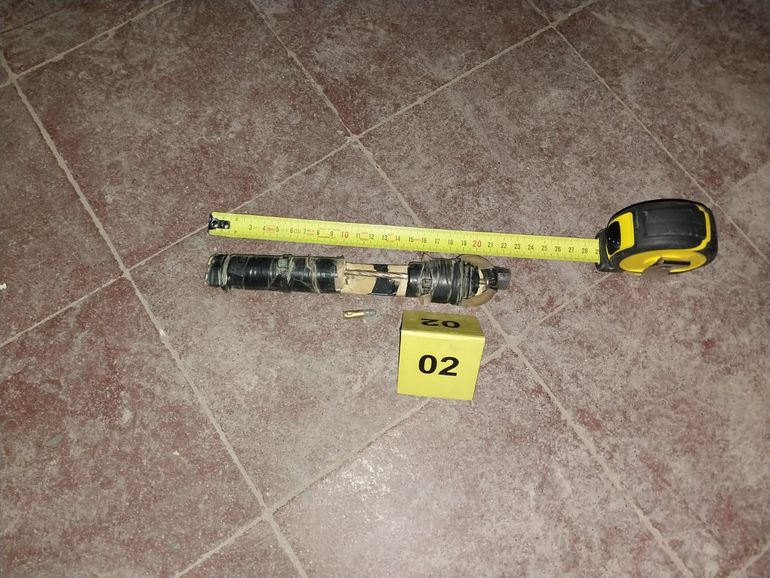 Una de las armas secuestradas durante los allanamientos realizados en la mañana de este miércoles. Una de las armas secuestradas durante los allanamientos realizados en la mañana de este miércoles.