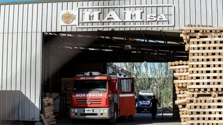 Algunos empleados comenzaron a limpiar la fábrica para ponerla en condiciones de volver a producir.