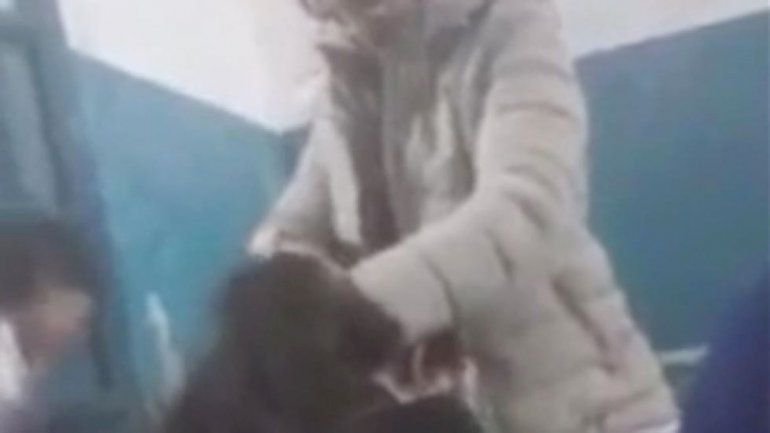 Captura de la filmación de la docente en el momento de la agresión.