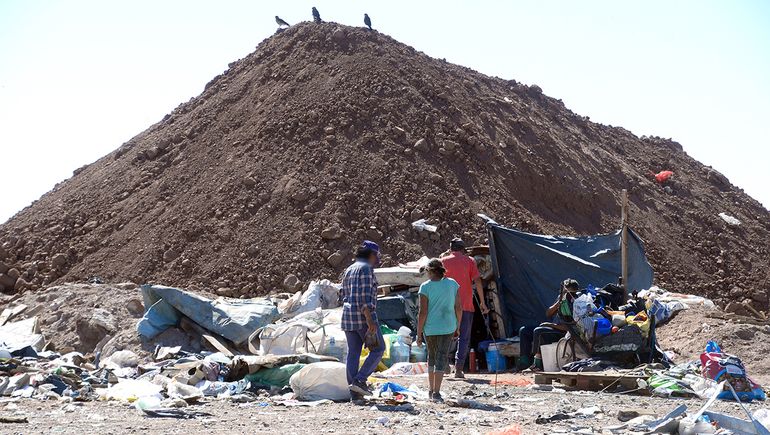 Dormir en el basural de Neuquén: historias de los que pasan la noche en las ranchitas
