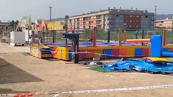 Una nena de dos años murió electrocutada en una cama elástica de una feria en España. Una nena de dos años murió electrocutada en una cama elástica de una feria en España.