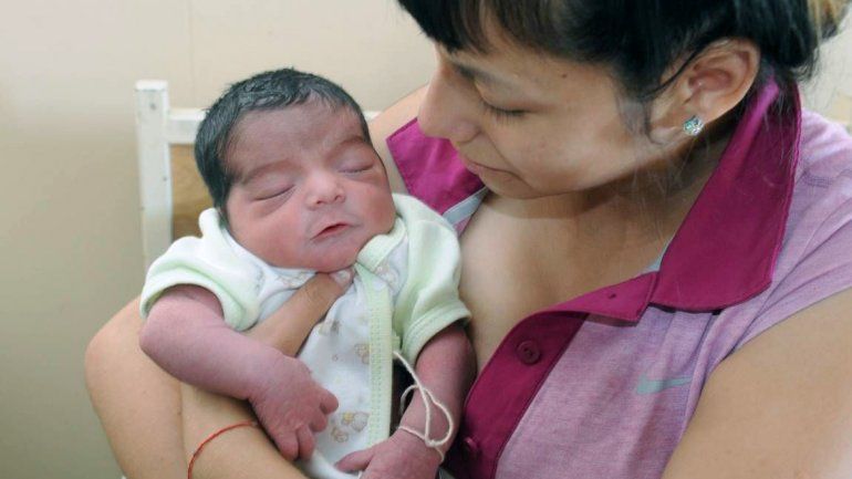 Claudia Martinez junto a su bebé en el hospital&nbsp;Lagomaggiore.