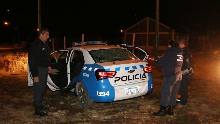 Video: robaron un almacén, se pelearon con la policía y destrozaron un patrullero