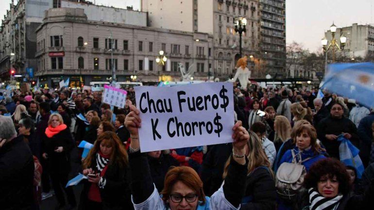 Mucha gente se movilizó contra la ex presidenta en varios puntos del país. En Neuquén marcharon al Monumento.