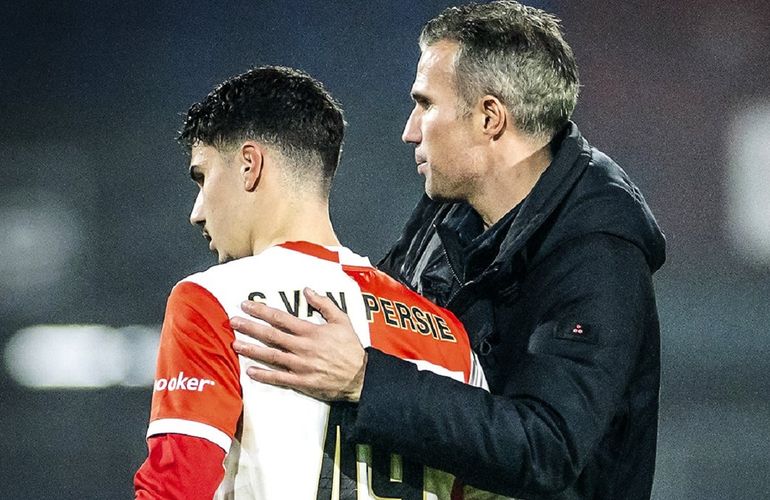 Robin Van Persie puso en primera a su hijo y mete golazos como él