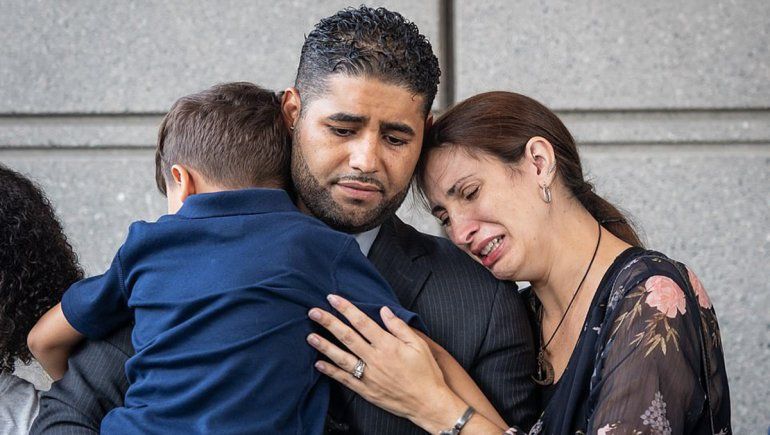 Olvidó a sus hijitos en su camioneta y murieron