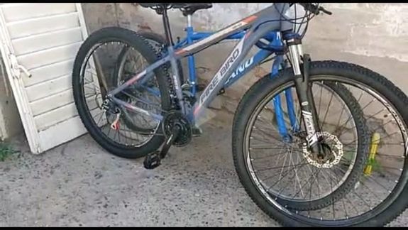 Video: le robaron la bici de la vereda de su trabajo y quedaron escrachados