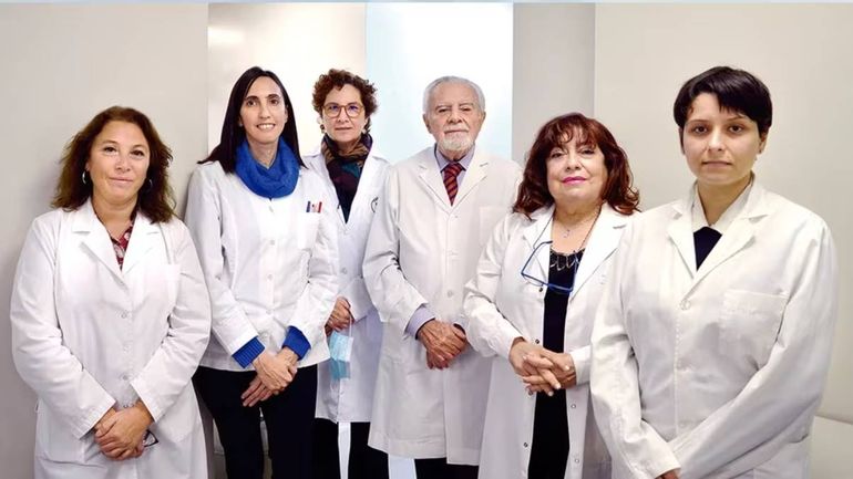 María Marcela Barrio, Mariana Aris, Ana Mordoh, José Mordoh, Alicia Inés Bravo e Ibel Carri, el equipo que desarrolló la innovadora vacuna. Foto: Infobae.