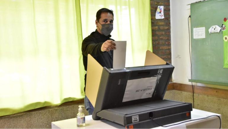 Claudio Domínguez votó y destacó la consulta popular a la enmienda