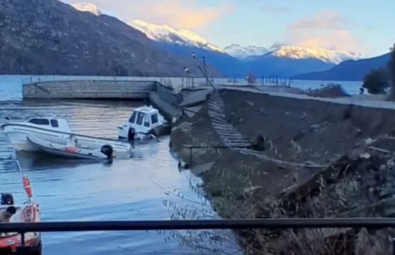 Así quedó el sector donde estaba el muelle inaugurado en 2013 en Lago Puelo. 