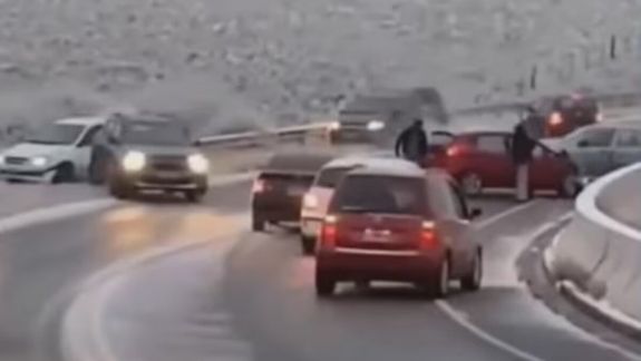 Impresionante choque en medio de la nevada: autos resbalando por la ruta y sin poder frenar